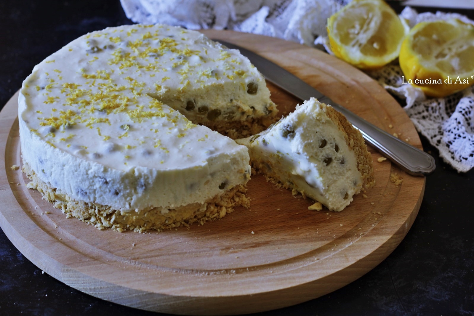 Cheesecake salée avec fromages et petits pois