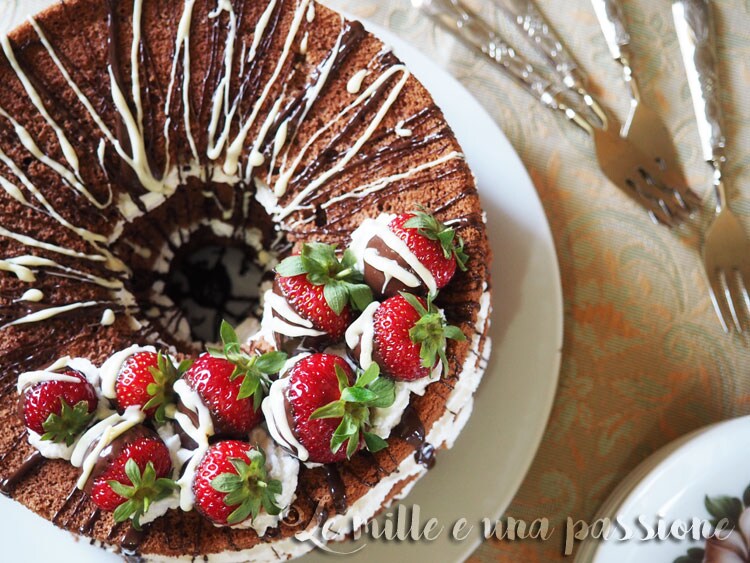 Chiffon cake au cacao avec glaçage à la vanille et fraises : ultra moelleuse et spectaculaire