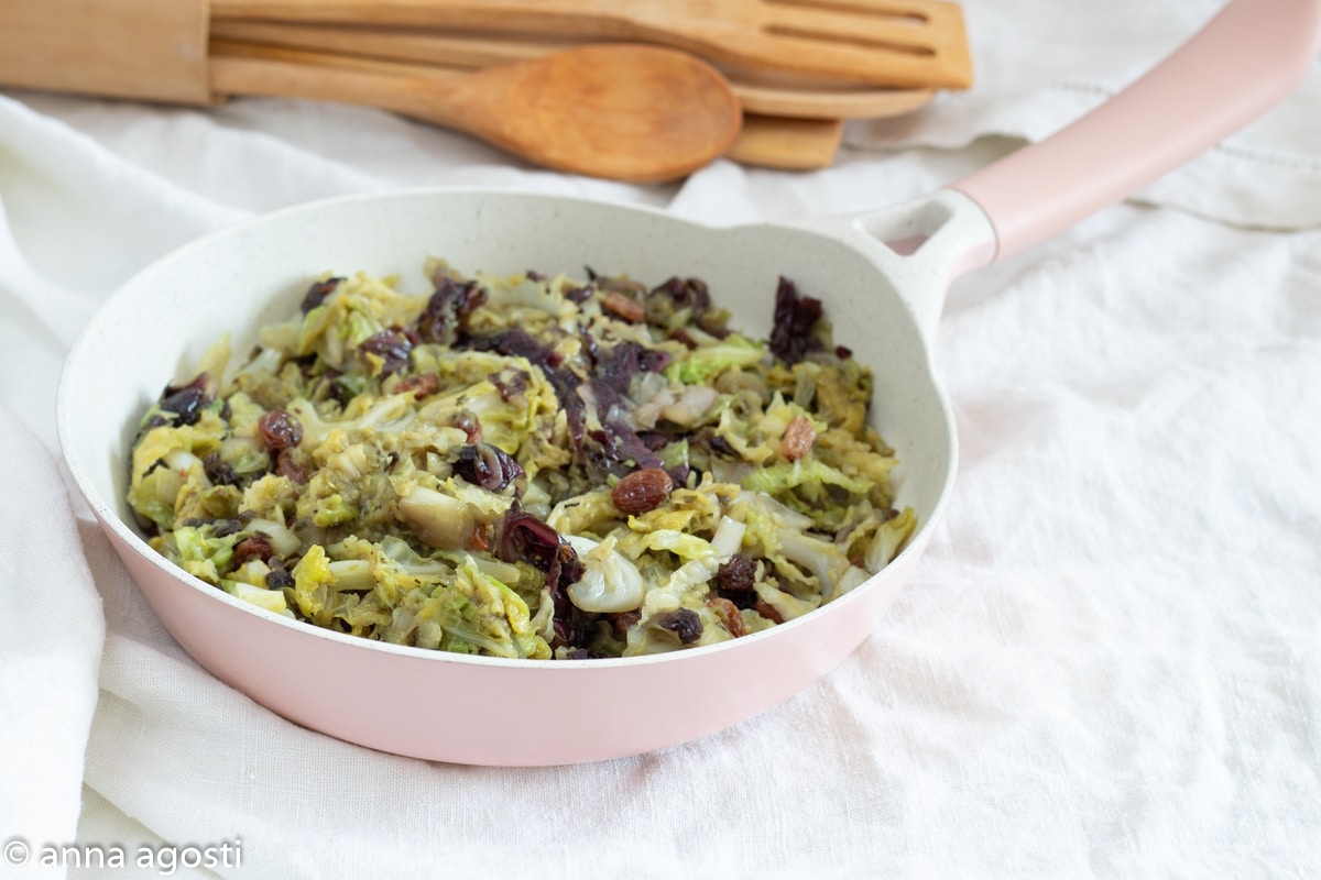 Chou braisé aux pignons et raisins secs