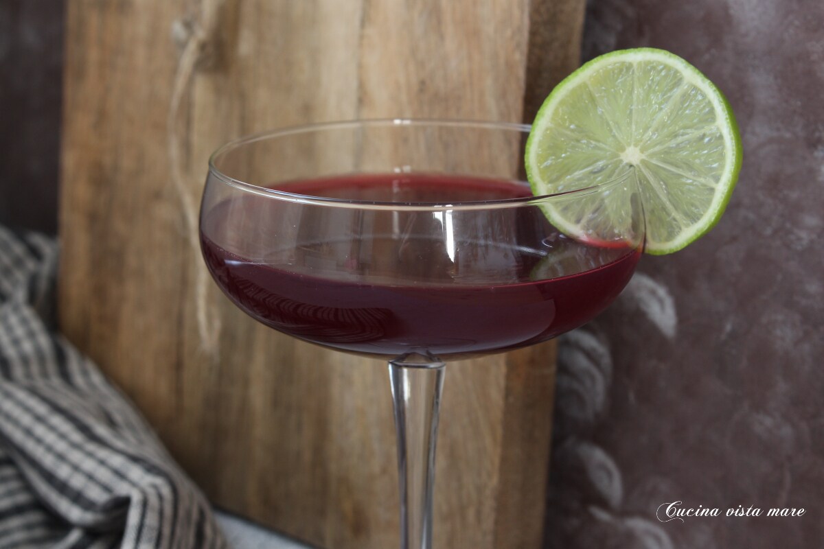 Cocktail lime myrtilles et rhum