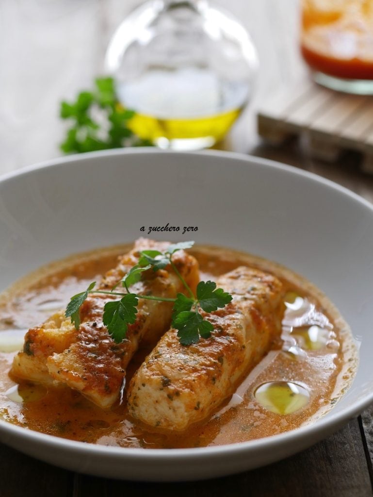 Filets de cabillaud en sauce avec sauce tomate
