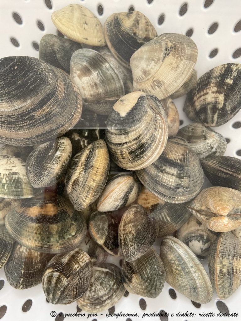 Comment nettoyer les palourdes du sable et les ouvrir à la poêle sans huile