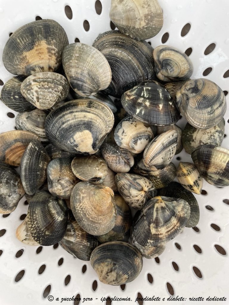Comment nettoyer les palourdes du sable et les ouvrir à la poêle sans huile