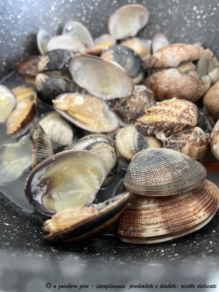 Comment nettoyer les palourdes du sable et les ouvrir à la poêle sans huile