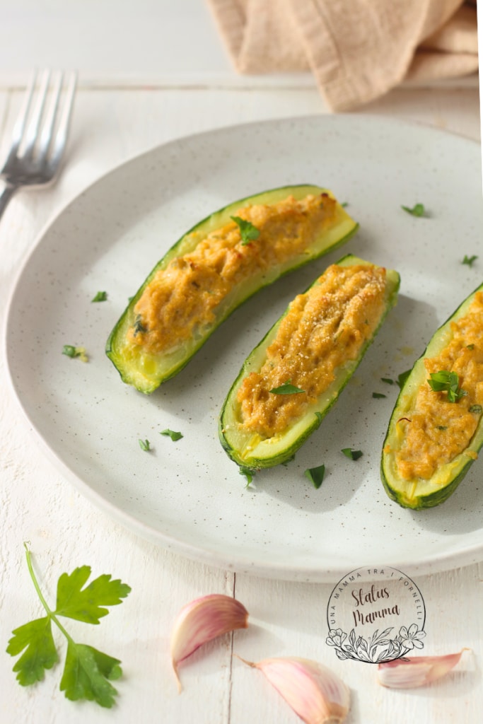 Les courgettes ici en Ligurie sont un classique. On trouve facilement celles vertes avec la fleur, appelées aussi courgettes génoises. Tendres et d'un vert brillant, elles se prêtent parfaitement à de nombreuses préparations. Aujourd'hui, je vous les propose dans la version que j'aime le plus : farcies avec une garniture qui se marie parfaitement avec ce légume, le thon. Pour un excellent plat qui convient bien comme entrée, accompagnement ou plat principal, selon l'occasion et le besoin. Je les trouve excellentes préparées à l'avance, prêtes à être réchauffées en fin de soirée, pour déguster quelque chose de léger, réconfortant et savoureux.