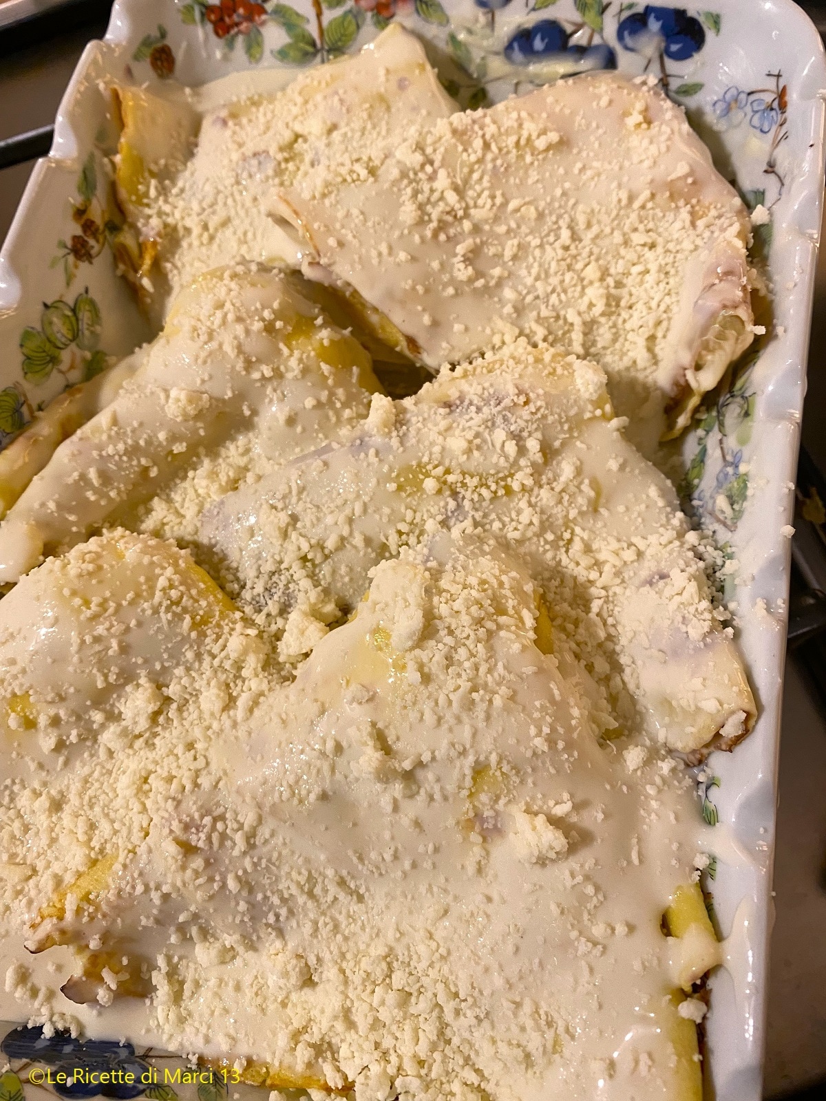 Crêpes rustiques gratinées au four, avec ricotta, provola et salami. Recette facile et rapide