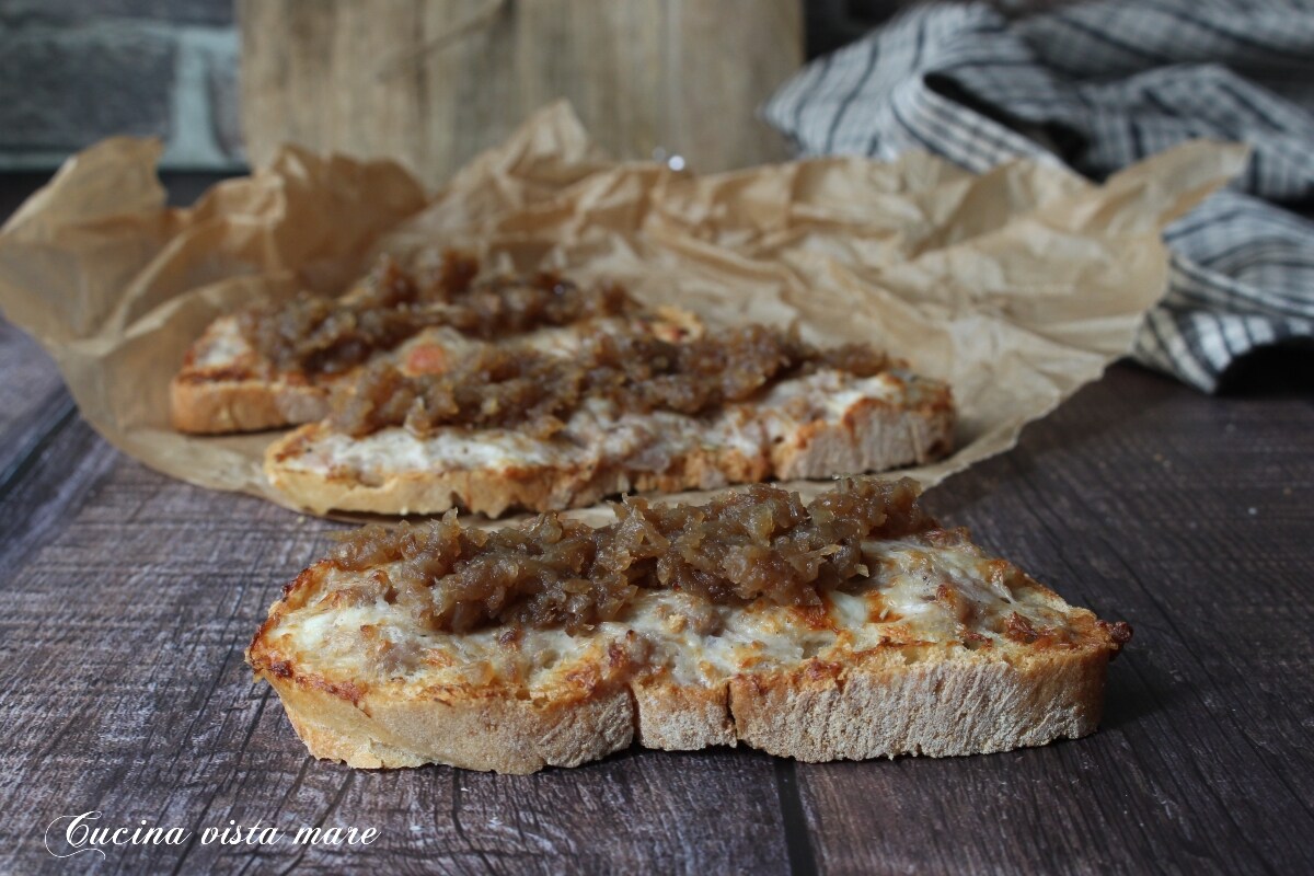 Crostini avec confiture d’oignons