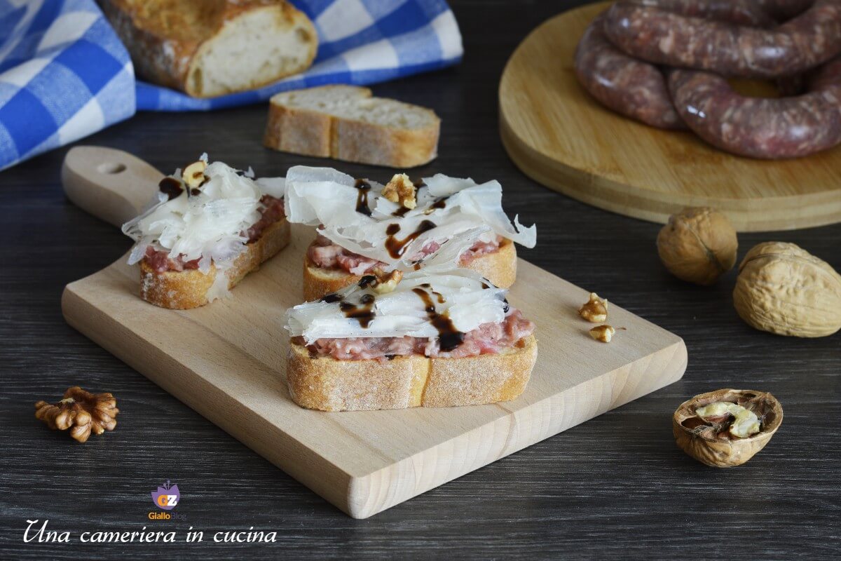 Crostini avec saucisse et raspadüra