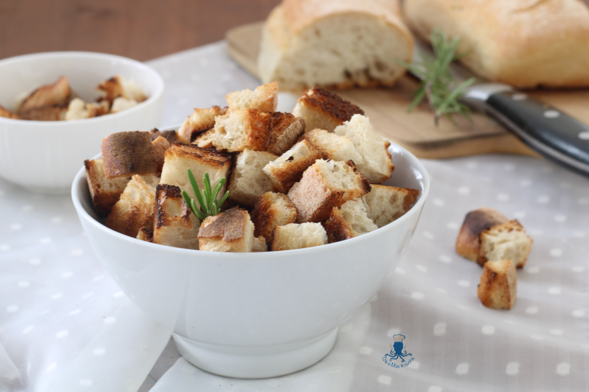 Crostini faits maison, recette facile et rapide à la poêle ou au four.