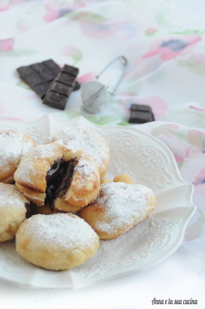 Beignets frits fourrés au chocolat