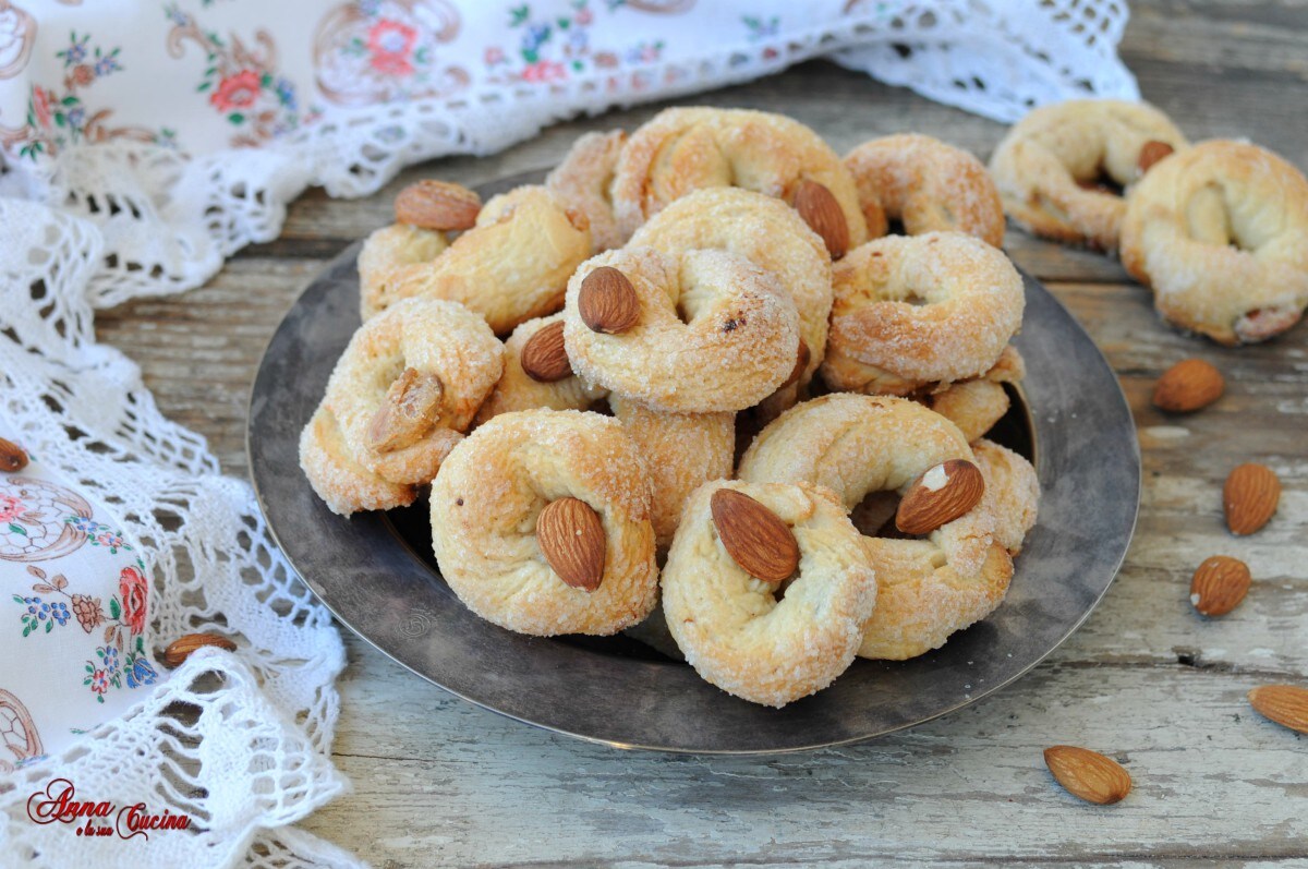 Biscuits en forme de couronne avec levain