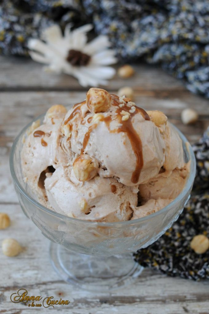 Glace à la noisette crémeuse et rapide