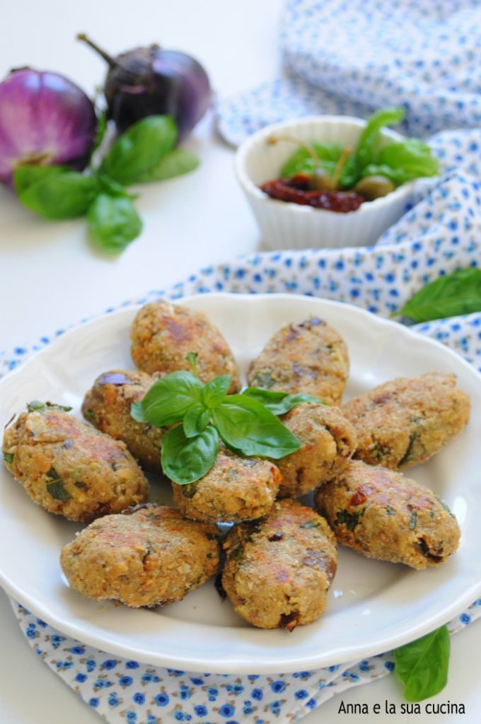 Boulettes d'aubergines avec tomates séchées et câpres