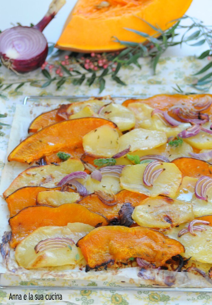 Tranches de courge et pommes de terre avec oignon au four