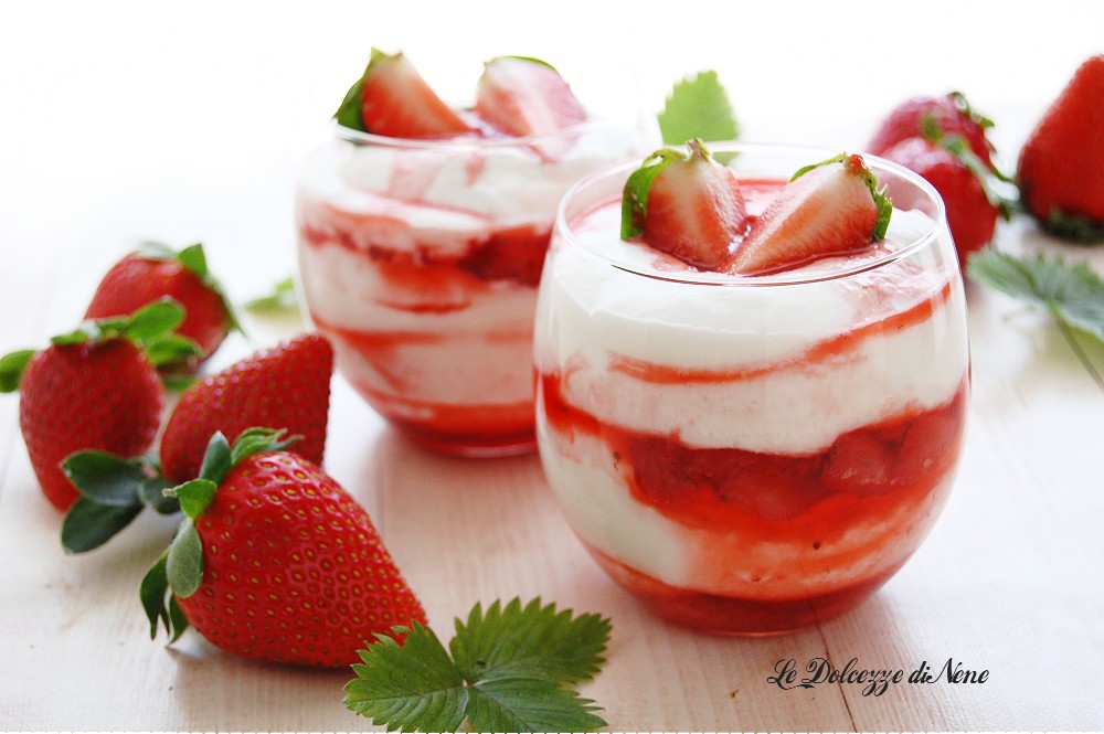 MOUSSE AU YAOURT AVEC FRAISES