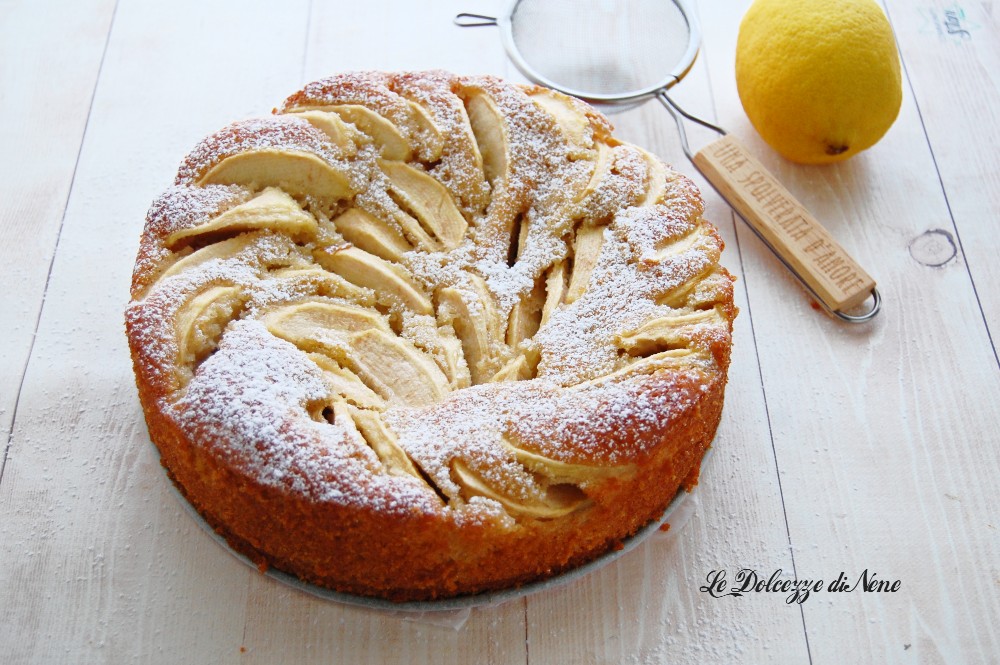GÂTEAU AU YAOURT GREC AVEC POMMES ET CANNELLE