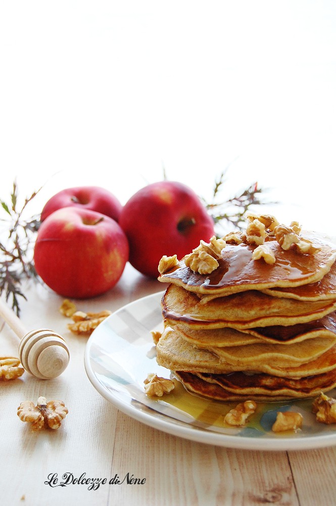 Pancakes aux pommes avec noix et miel