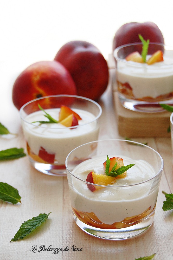 Verres avec ricotta et pêches