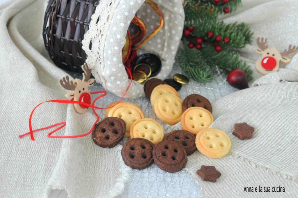 Biscuits boutons blancs et noirs