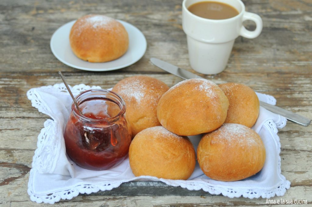 Petits pains sucrés au lait et beurre