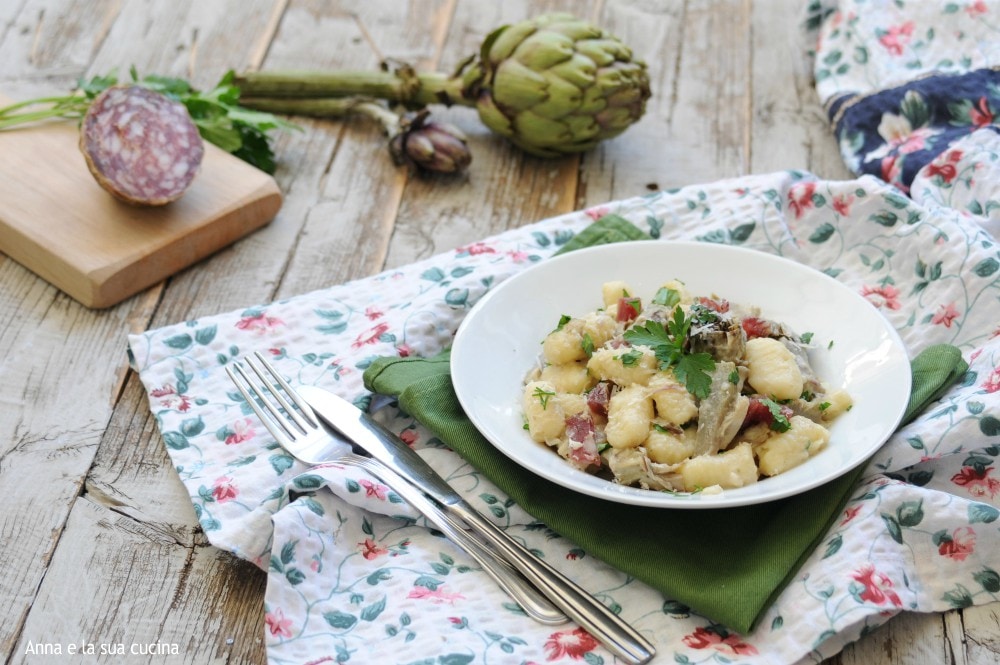 Gnocchi avec artichauts et saucisson