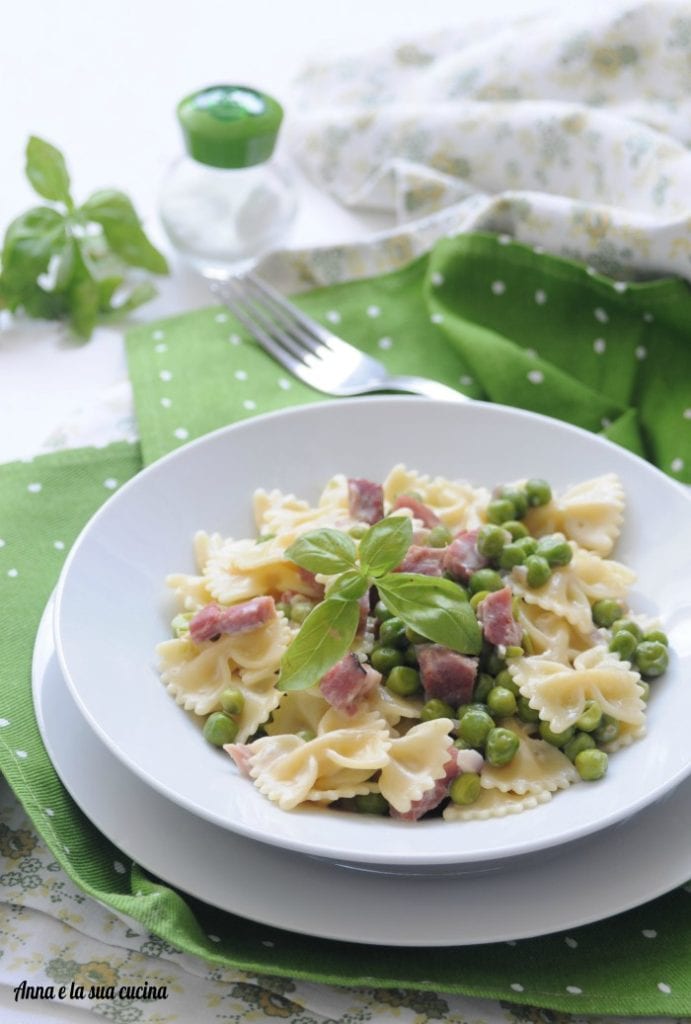 Pâtes crémeuses avec petits pois et jambon cuit