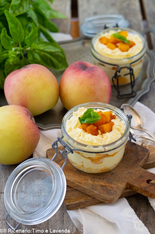 Dessert à la cuillère aux pêches avec crème au basilic