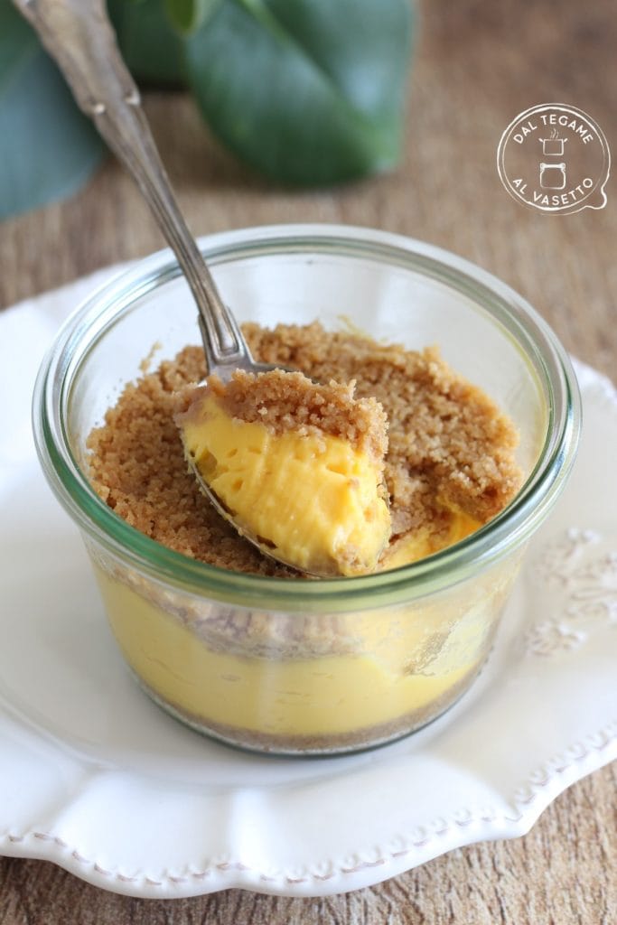 Dessert avec crème et biscuits en cuisson sous vide