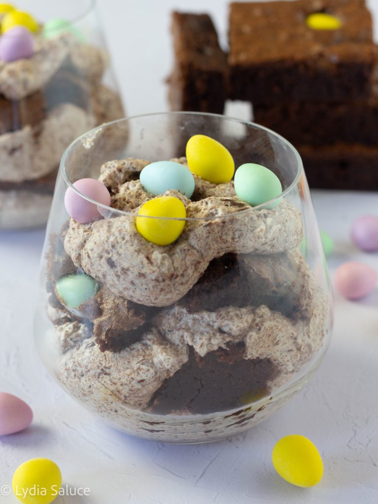 Dessert de brownies et œufs