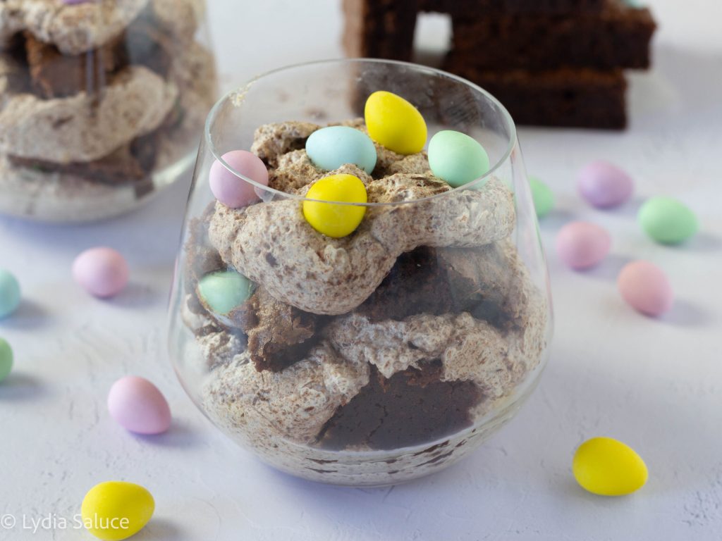 Dessert de brownies et œufs