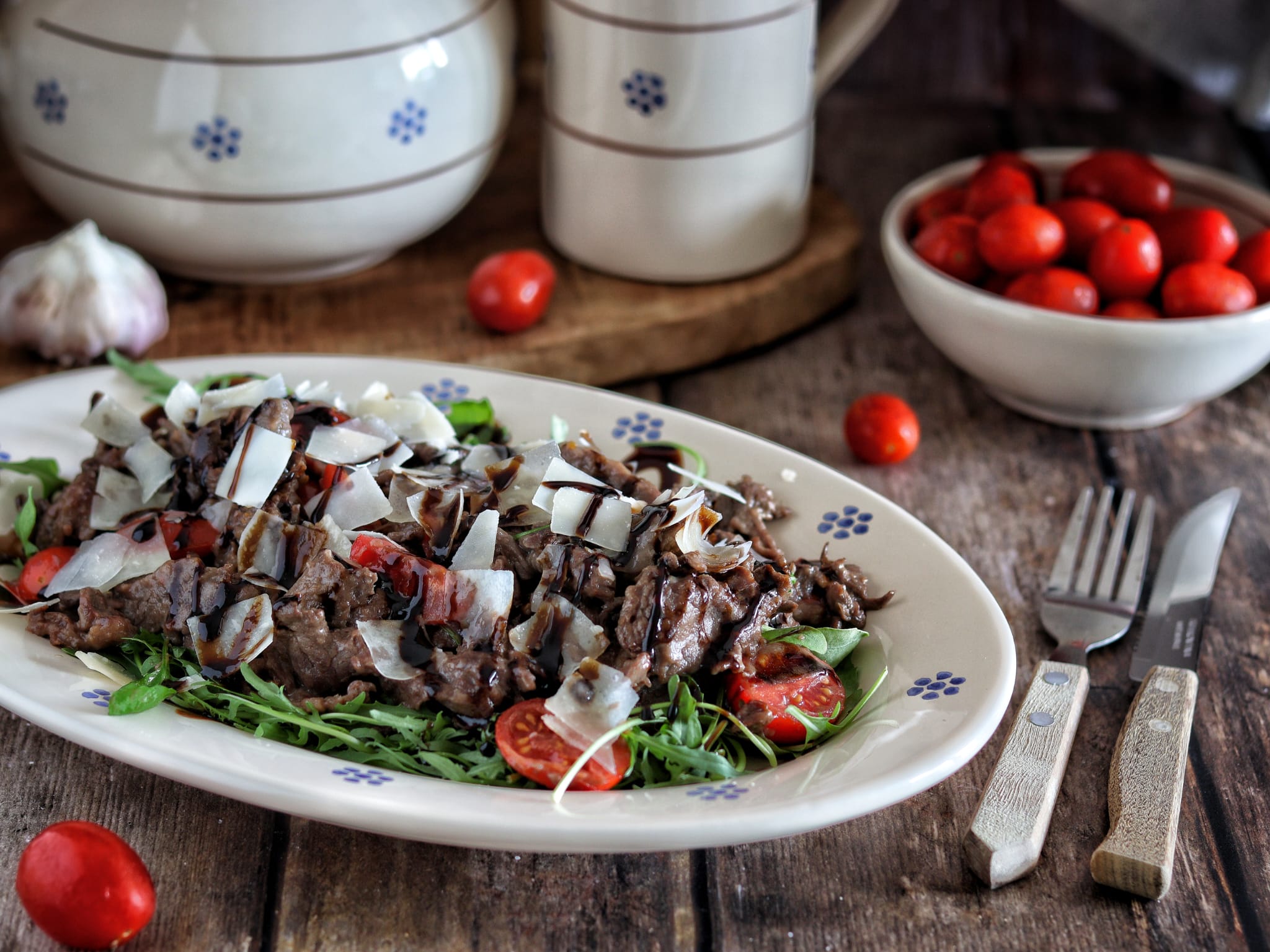 Émincés de bœuf avec tomates cerises et roquette