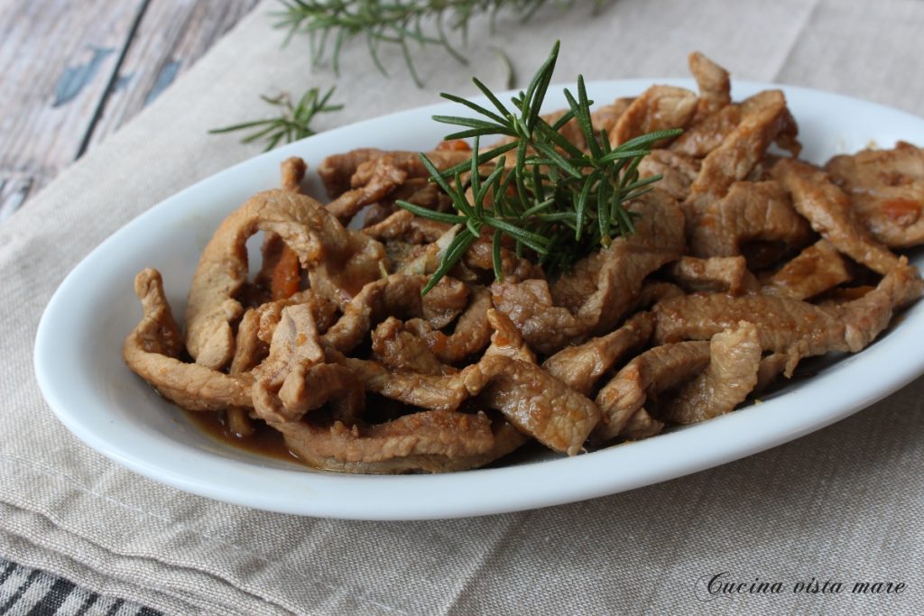 Émincés de veau assaisonnés Cuisine vue sur mer