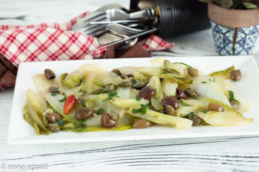 Endives braisées à la poêle avec des olives