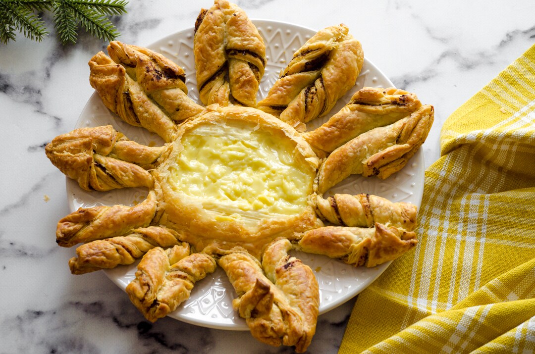 Étoile de pâte feuilletée au brie, une tarte salée au cœur fondant et filant !