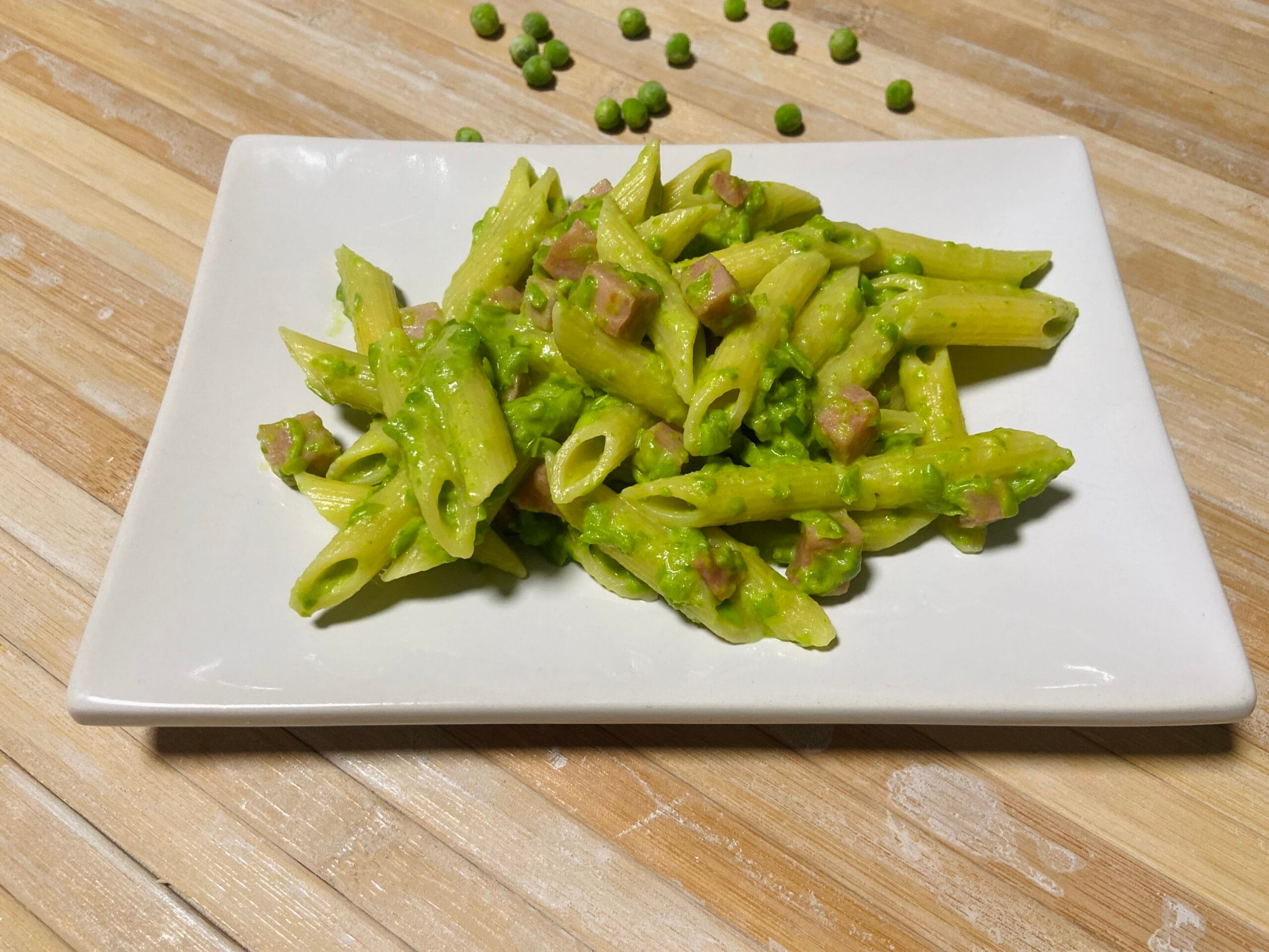 Penne au jambon et crème de pois