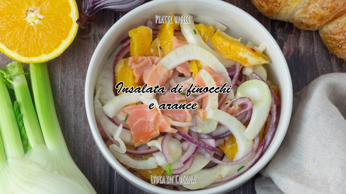 Salade de fenouil et d’oranges avec oignons et saumon