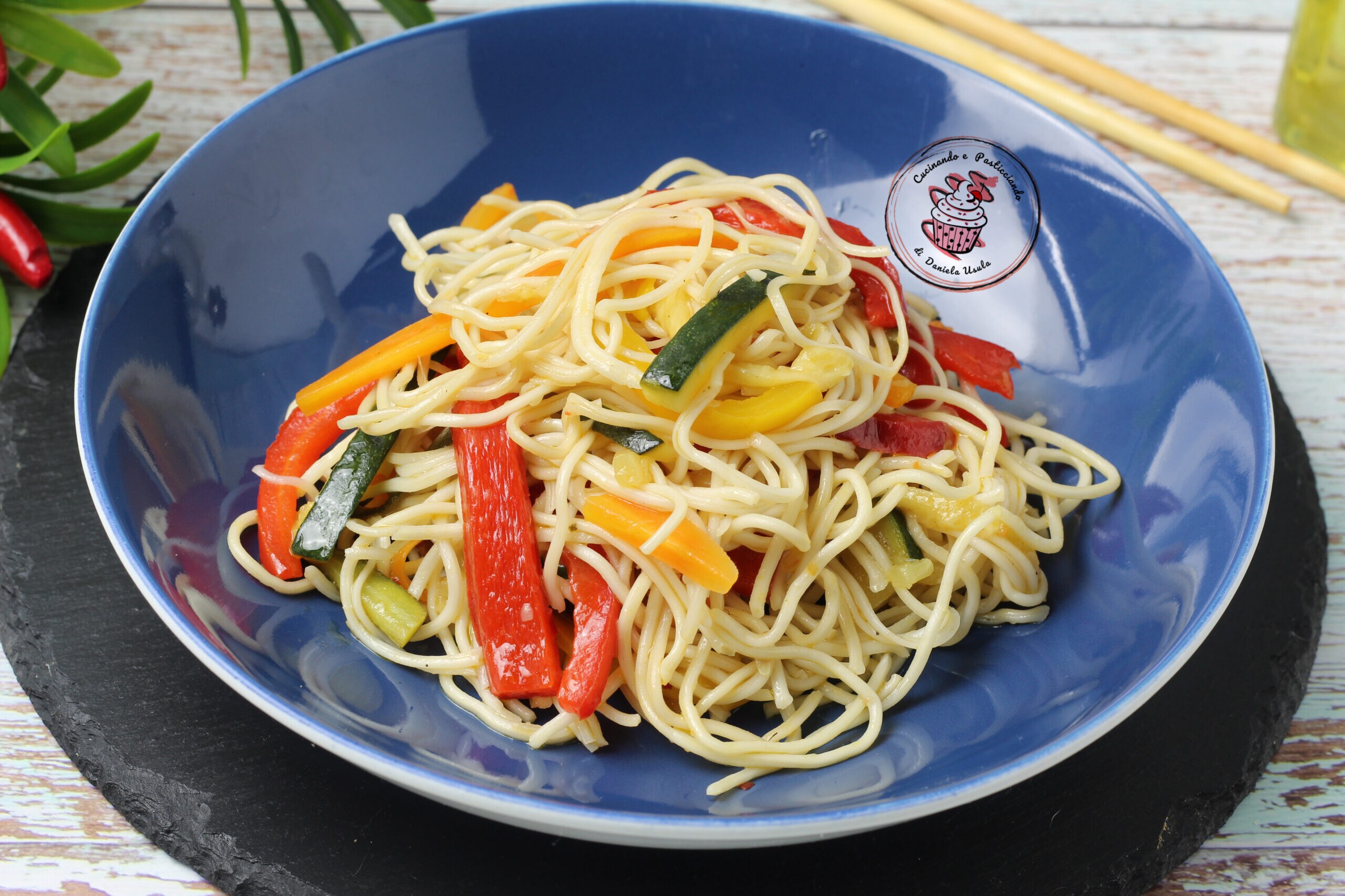 Nouilles avec légumes sautés – Recette rapide et légère de style asiatique