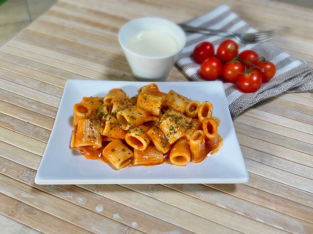 Mezze maniche aux tomates cerises et béchamel