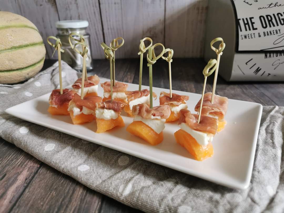 BROCHETTES DE MELON AVEC JAMBON CRU ET MOZZARELLA