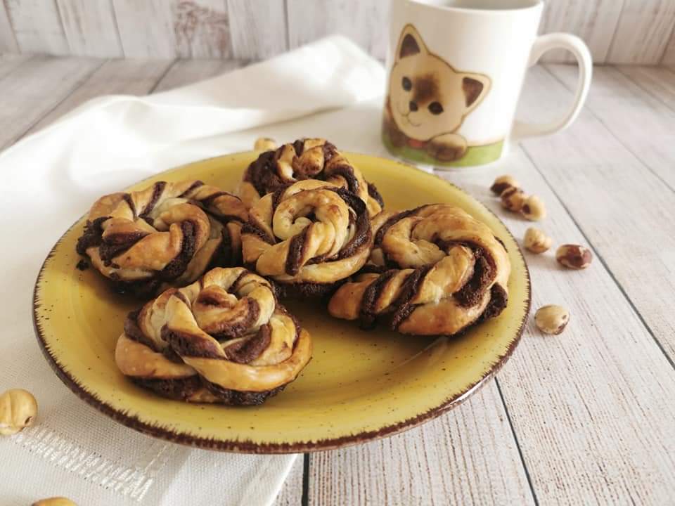 ROULEAUX DE PÂTE FEUILLETÉE À LA NUTELLA