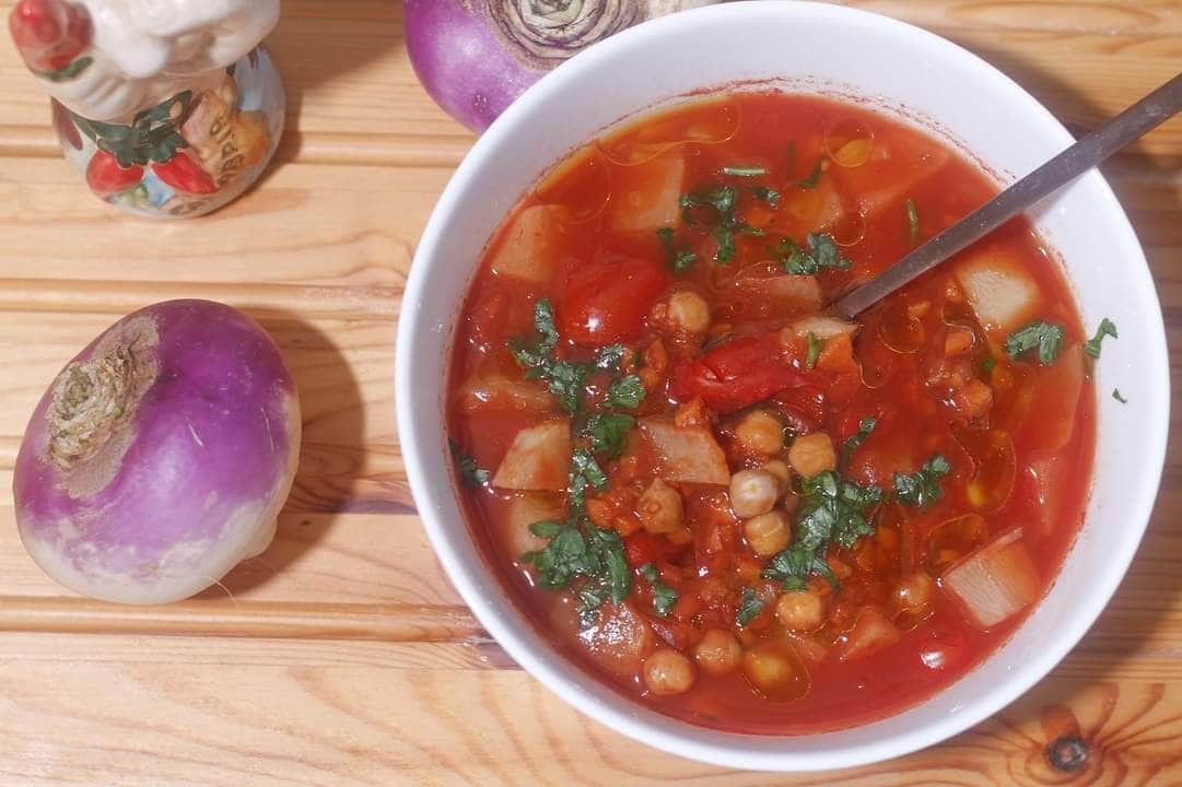 Soupe de navet, tomates et pois chiches