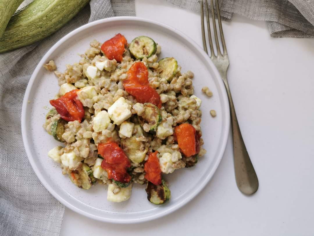 SALADE D’ÉPEAUTRE AVEC FETA ET ABRICOTS GRILLÉS