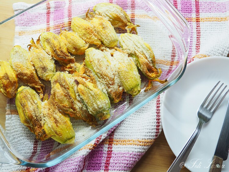 Fleurs de courgette farcies de pommes de terre et de salami piquant : Croquantes et savoureuses au four