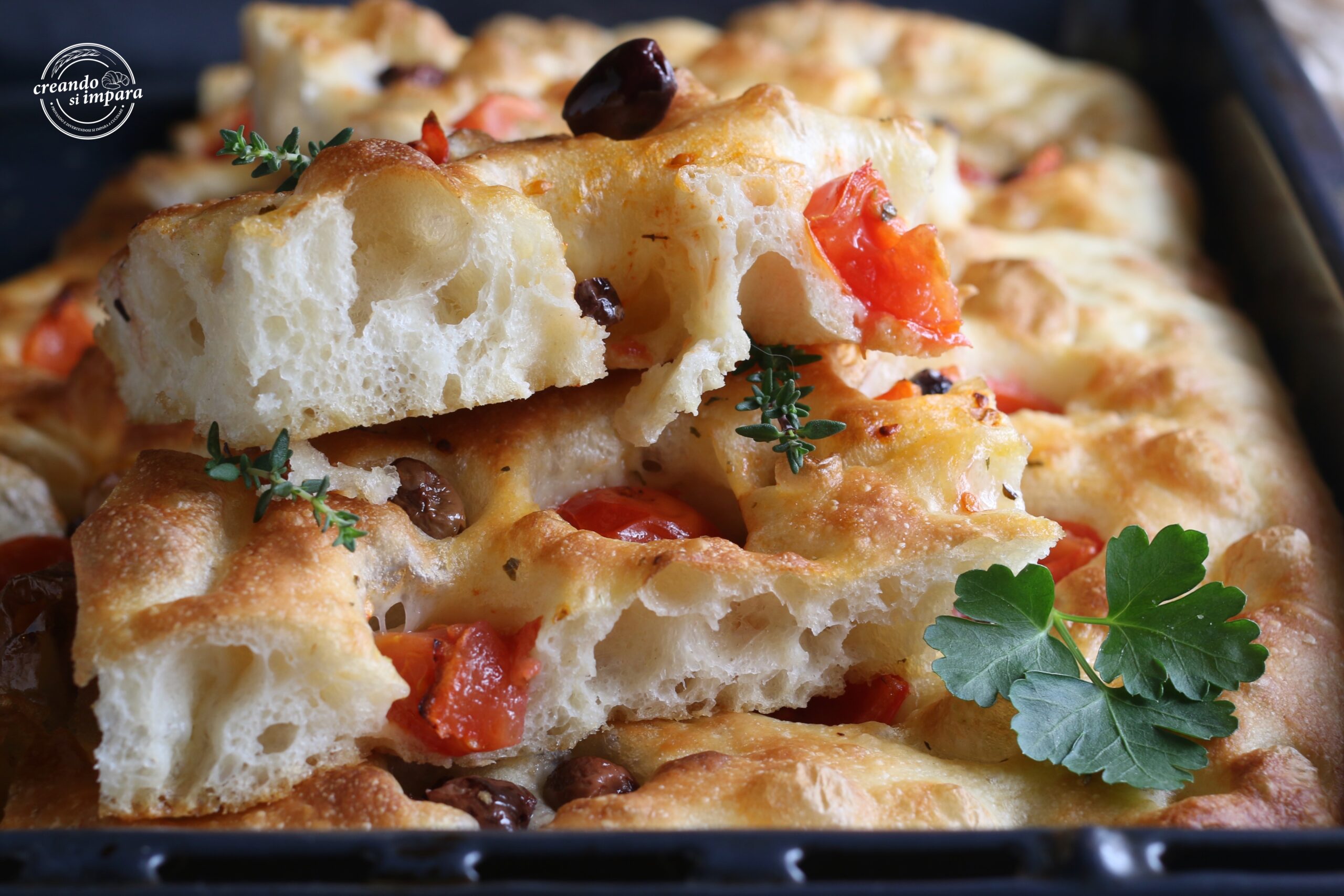 Focaccia alvéolée avec tomates cerises et olives