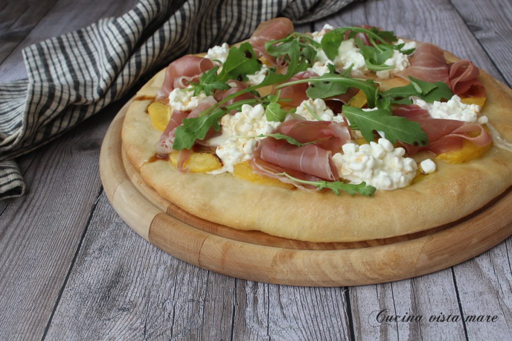 Focaccia pêches et jambon cru Cuisine vue mer