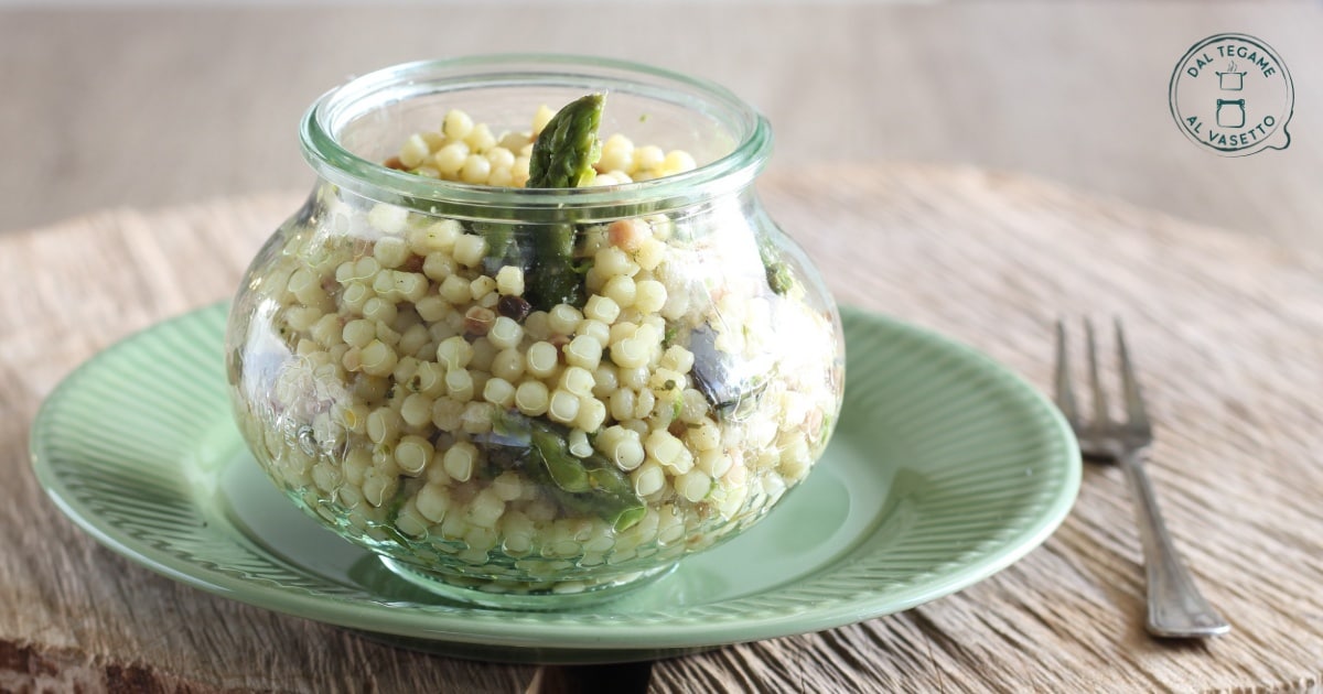 Fregula aux asperges en cuisson au bocal