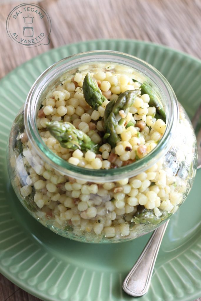 Fregula aux asperges en cuisson au bocal