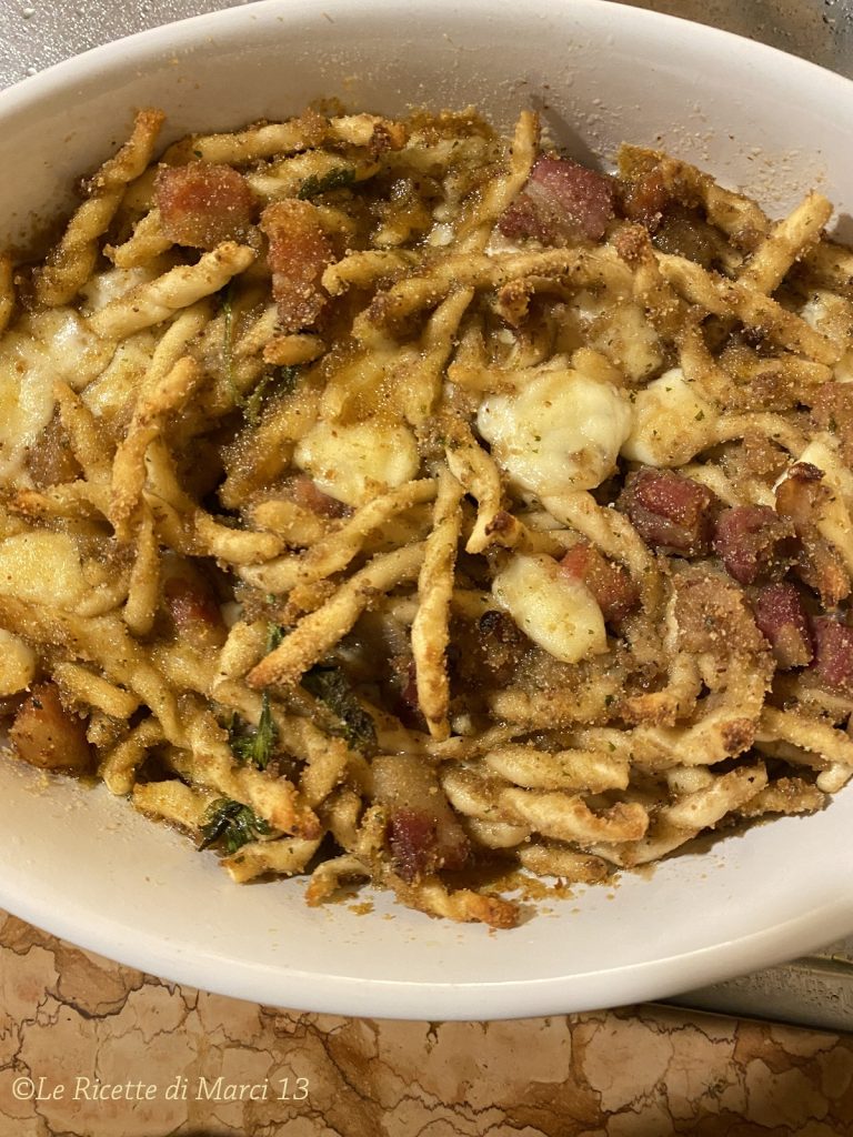 Fusilli au pesto de pommes de terre et noix gratinés au four avec provola
