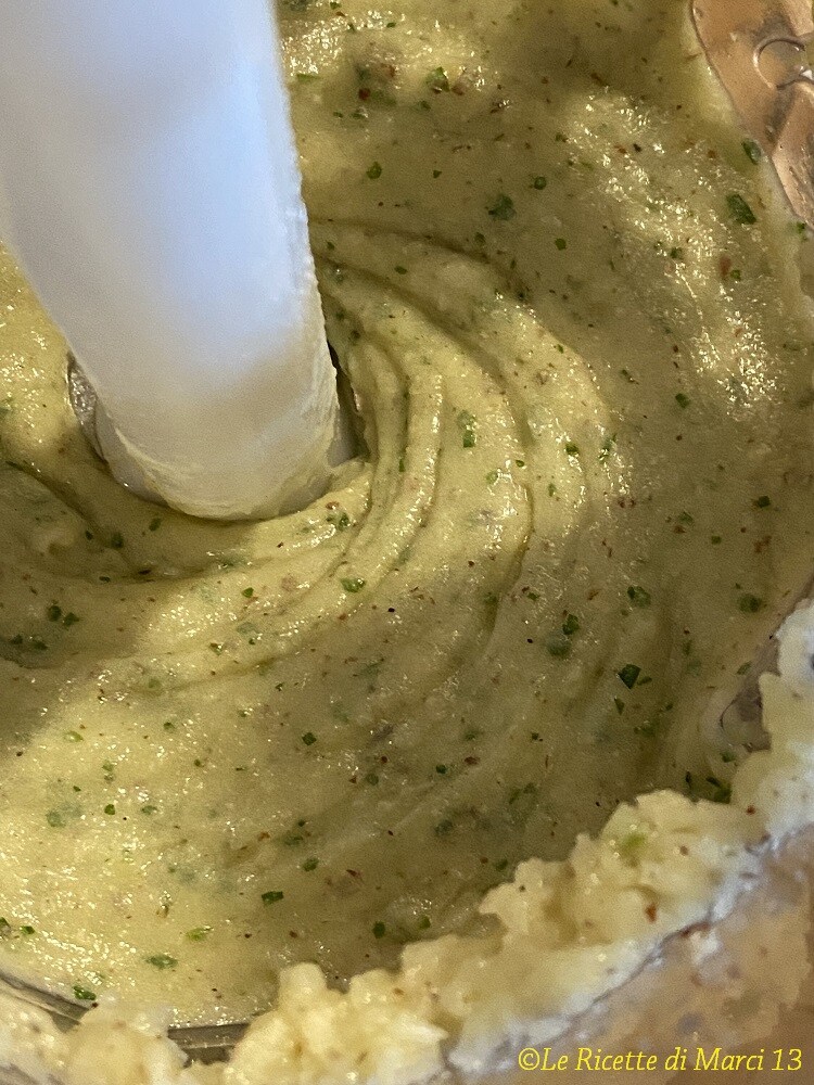 Fusilli au pesto de pommes de terre et noix gratinés au four avec provola pesto