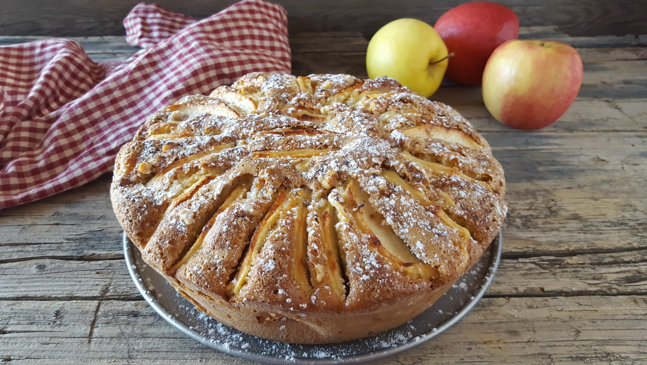 Gâteau aux pommes de grand-mère avec le secret de la confiture